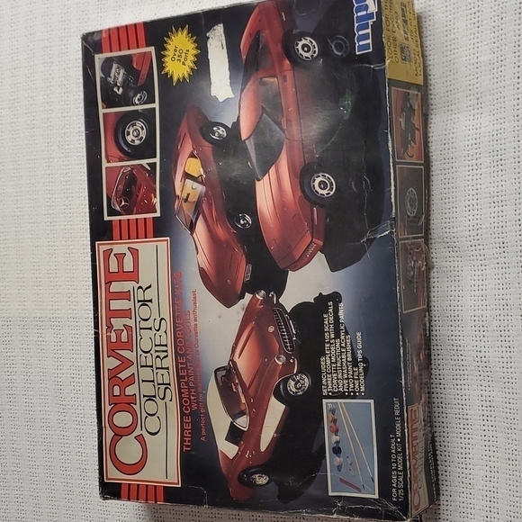 Corvette Vintage Collector Series 3 Separate Model Cars Kits (57, 75 & 8… - Picture 1 of 15